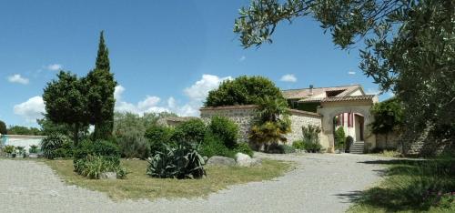 Gîtes de charme la FENIERE, 105 m2, 3 ch dans Mas en pierres, piscine chauffée, au calme, sud Ardèche