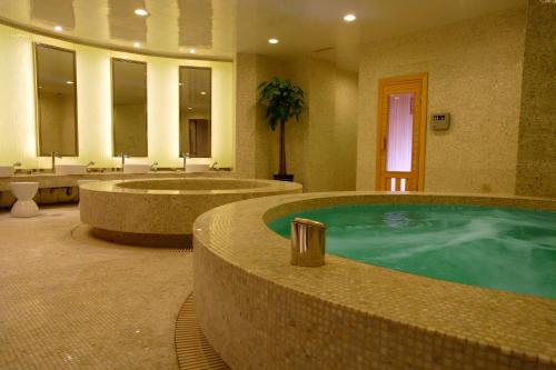 Spa, Sunrise on the Bund Hotel near Shanghai Jewish Refugees Museum