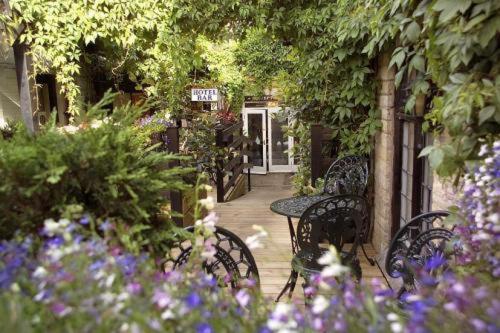 Crown & Cushion Hotel - image 8
