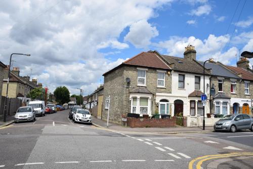Four Bedroom House Chandos Road, London (photo 2)