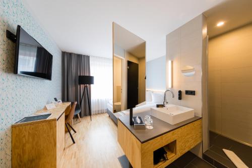 room detail thumbnail 2