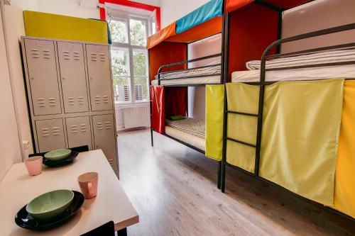 3 twin beds