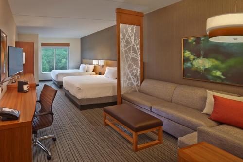 2 queen beds, 1 sofa bed