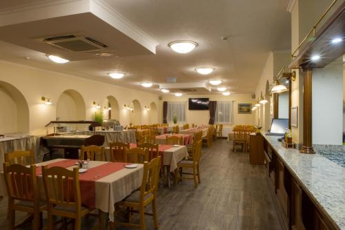 Restaurante, Land-Plan Hotel in Győr