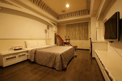 room detail thumbnail 2