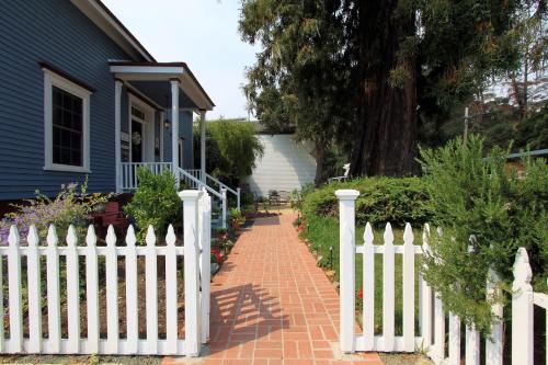Olallieberry Inn Bed and Breakfast - 주변 명소