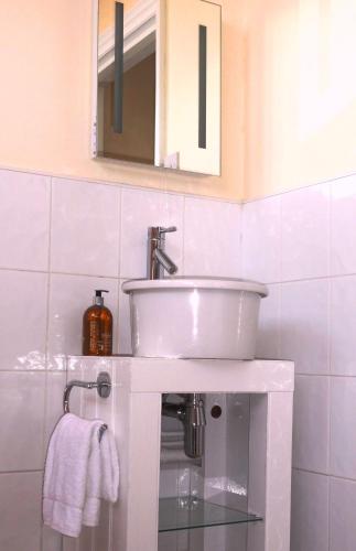 Alcuin Lodge Guest House - image 3