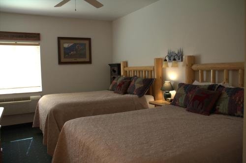 Yellowstone Park Riverfront Cabins - image 4