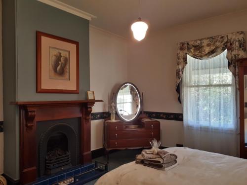 Plynlimmon-1860 Heritage Cottage & Private Room 50m from Heritage Cottage in Grose Vale