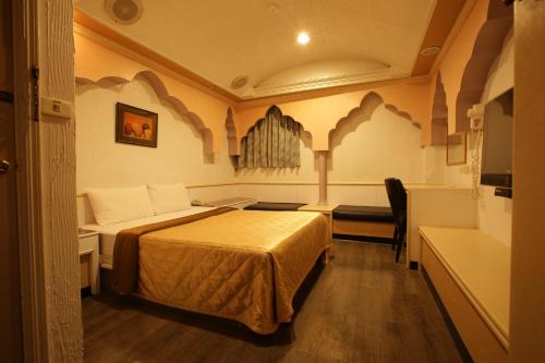 room detail thumbnail 2