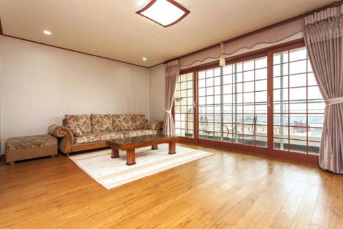 Nuyoungnayoung Pension Nuyoungnayoung Pension is a popular choice amongst travelers in Jeju Island, whether exploring or just passing through. The property has everything you need for a comfortable stay. Service-minded staf