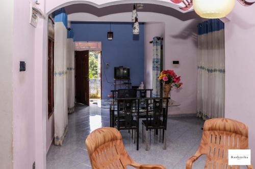 Étterem, Rashmika Home Stay in Nallathanniya