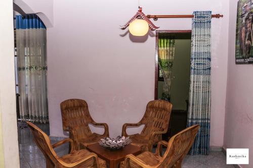 Étterem, Rashmika Home Stay in Nallathanniya