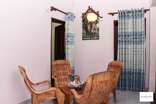 Étterem, Rashmika Home Stay in Nallathanniya