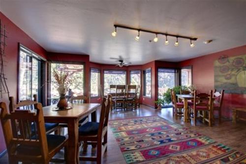 Sedona Views B&B and Luxury Creekside Cabins - 레스토랑