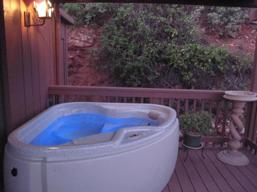 Sedona Views B&B and Luxury Creekside Cabins - 온수 욕조