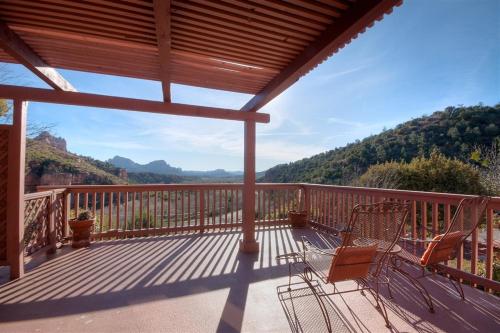 Sedona Views B&B and Luxury Creekside Cabins - 발코니/테라스