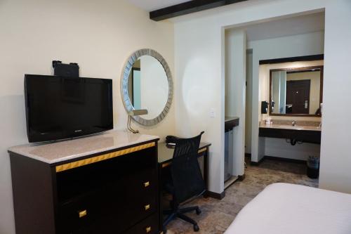 Queen Room with Two Queen Beds image 3