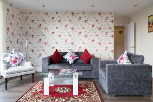 Exquisite Station Penthouse with Balcony & Parking & Sleeps 6 - image 10