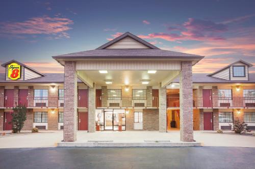 . Super 8 by Wyndham Clinton