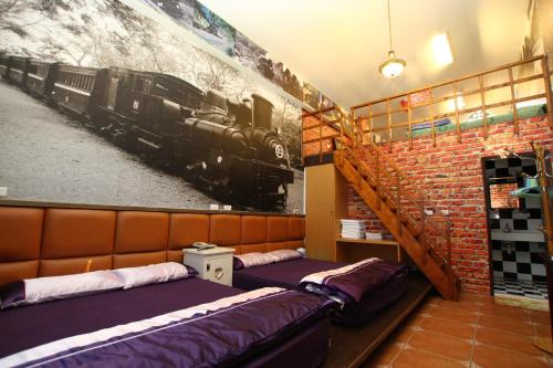 1 queen bed, 2 double beds, 2 twin beds