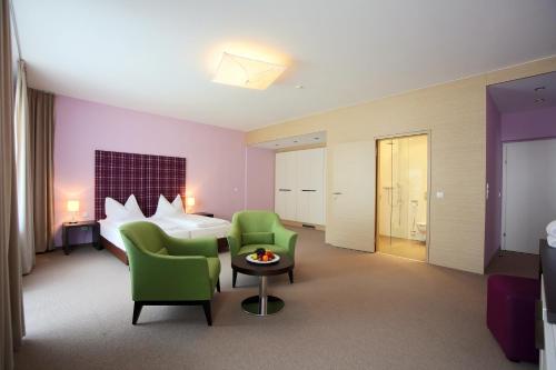 1 queen bed, 1 sofa bed