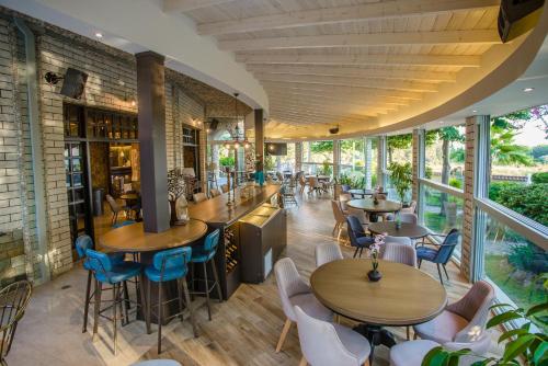 Restaurant, Nepheli Hotel in Nea Thesis
