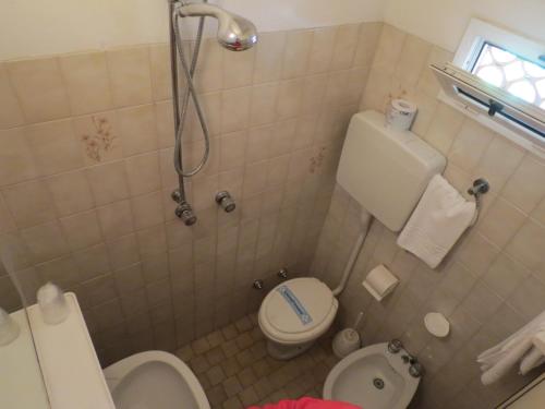 Economy Double or Twin Room image 9