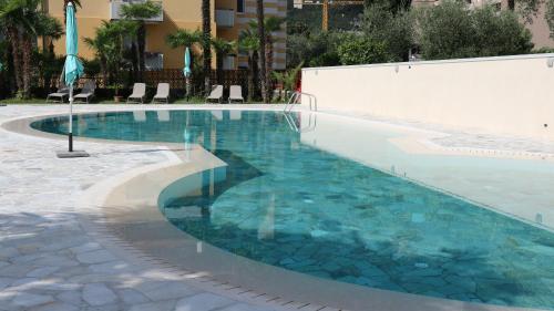 مسبح, Hotel Bristol in وسط مدينة ريفا ديل جاردا