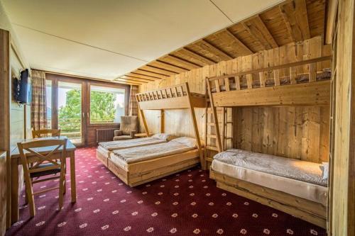 3 twin beds, 2 bunk beds