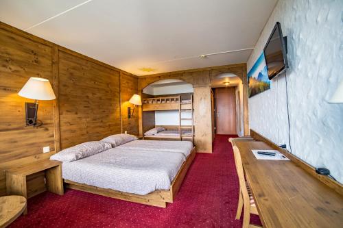 2 twin beds, 2 bunk beds