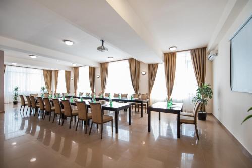 Oxford Hotel & Conference Center - image 3