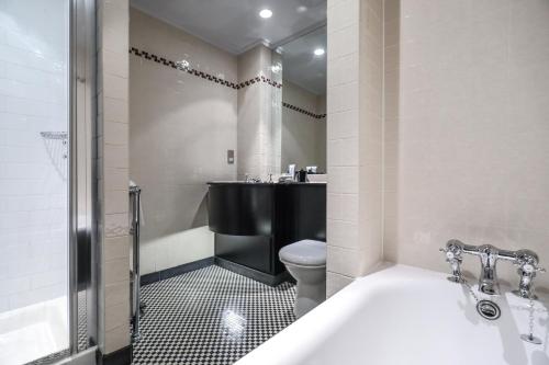 Club Deluxe Room image 4