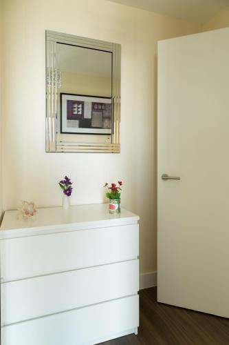 Exquisite Station Penthouse with Balcony & Parking & Sleeps 6 - image 12