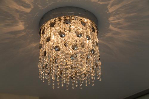 Exquisite Station Penthouse with Balcony & Parking & Sleeps 6 - image 8