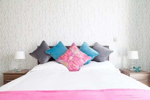 Exquisite Station Penthouse with Balcony & Parking & Sleeps 6 - image 5