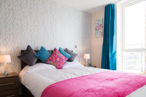 Exquisite Station Penthouse with Balcony & Parking & Sleeps 6 - image 11