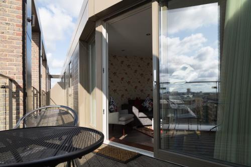 Modern Penthouse, 2 mins walk from Cambridge Station, lift access, secured gated on-site parking, self check-in, SUPER Fast WIFI, Terrace & Sleeps 6 - Apartment - Cambridge