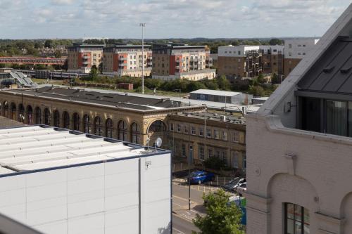 Exquisite Station Penthouse with Balcony & Parking & Sleeps 6 - image 2