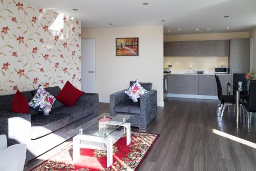 Modern Penthouse, 2 mins walk from Cambridge Station, lift access, secured gated on-site parking, self check-in, SUPER Fast WIFI, Terrace & Sleeps 6 - Apartment - Cambridge