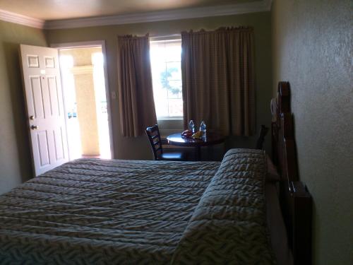 Santa Ana Travel Inn - image 7