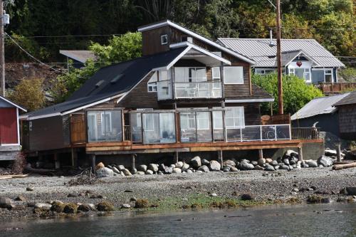 pludmale, Orca Lodge in Sointula (BC)