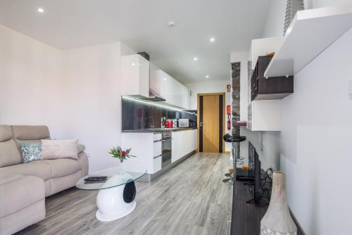 Enxurros House Set in a prime location of Madeira Island, Enxurros House puts everything the city has to offer just outside your doorstep. Both business travelers and tourists can enjoy the propertys facilities and