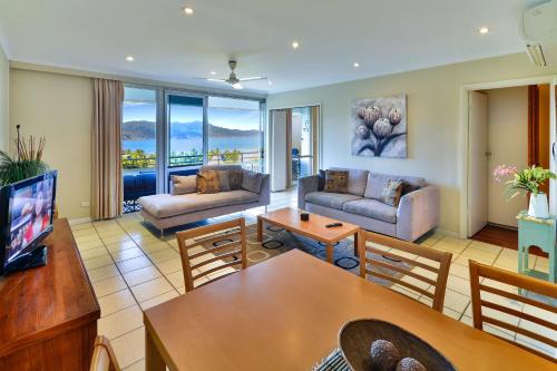 B&B Hamilton Island - 2 Bedroom Poinciana Lodge - Bed and Breakfast Hamilton Island