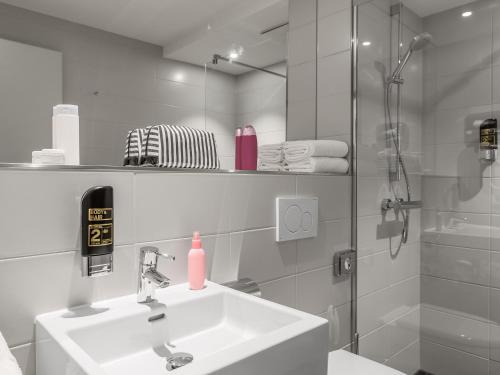 Serways Hotel Siegburg West 1.3km von Mittelstraße entfernt