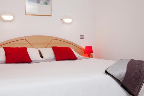 2 twin beds, 1 sofa bed