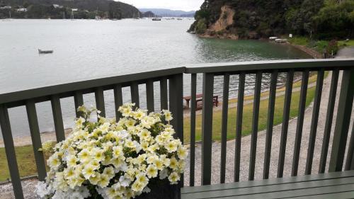 Balcony/terrace, Water's Edge Holiday Home in Opua