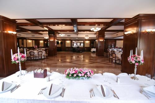 Ресторан, Hotel Carmen in Предял