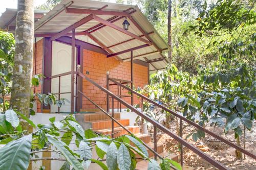 

Independent 1-bedroom cottage with a mountain view by GuestHouser