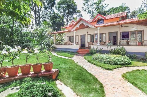 

Tropical 3-BR abode, 3 km from Burude Falls by GuestHouser